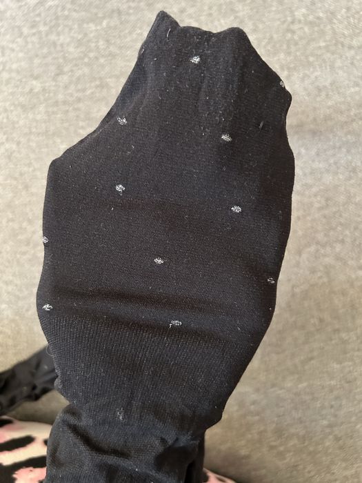 Czarne rajstopy dziewczęce w srebrne błyszczące kropki groszki