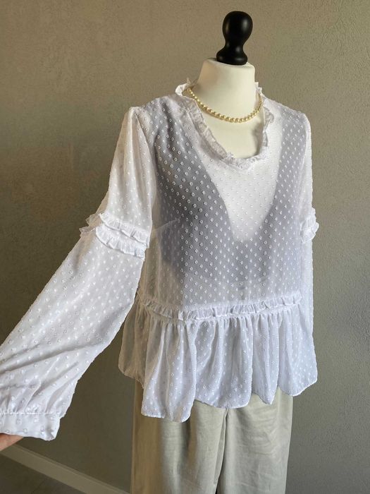 Biała żakardowa bluzka damska mgiełka jesień capsule wardrobe coquette