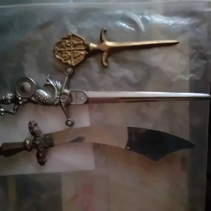 Sprzedam nozyki do otwierania listów i miniaturkę miecza pirackiego.