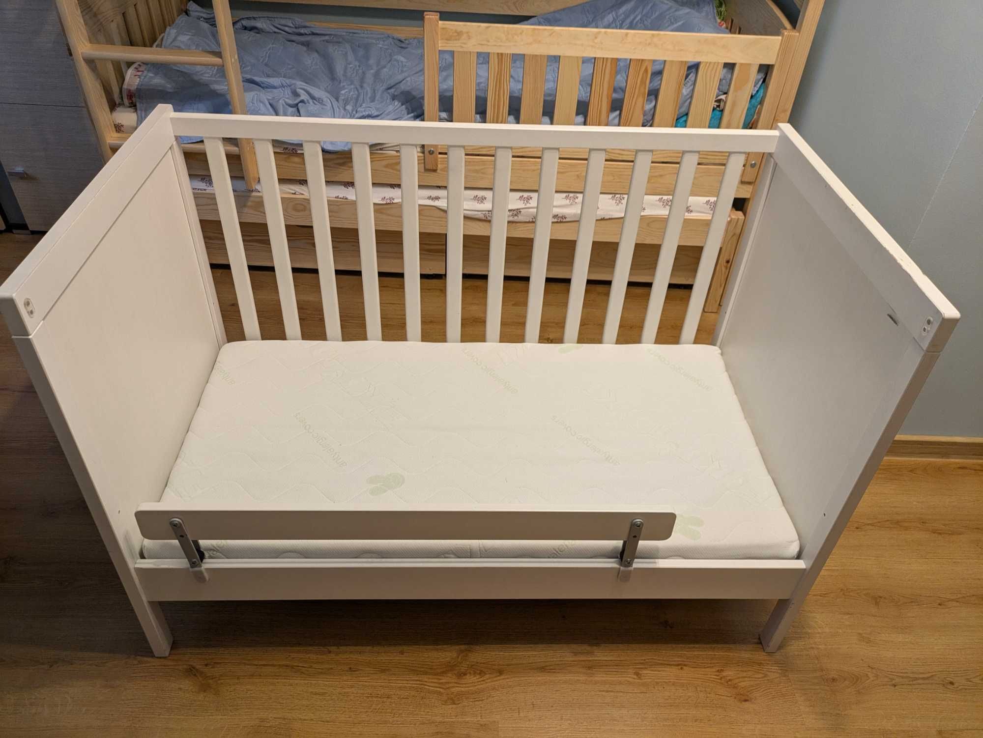 Łóżeczko dziecięce IKEA SUNDVIK z materacem i barierką