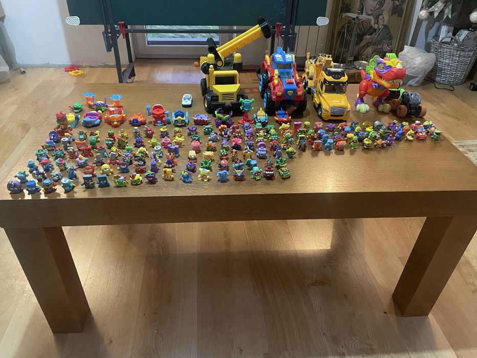 Sprzedam całą kolekcję zabawek widoczną na zdjęciu.