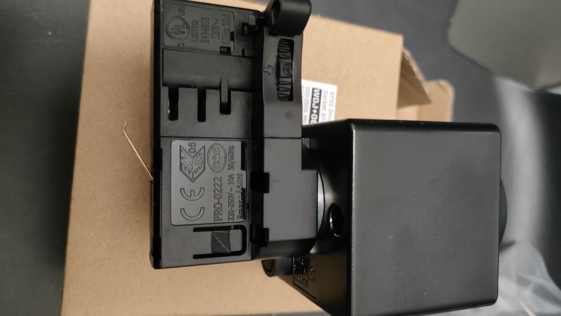 Gniazdo elektryczne do szynoprzewodu 3 fazowego