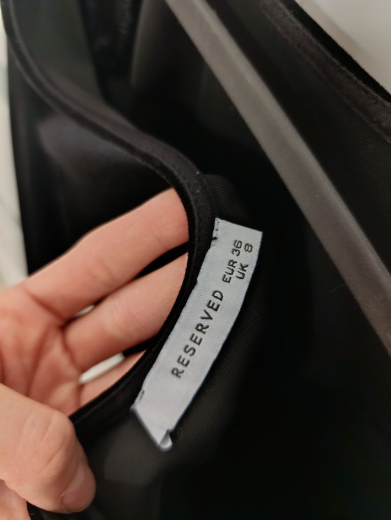 Sukienka damska welurowa wycięcie na plecach z poduszkami Reserved 36