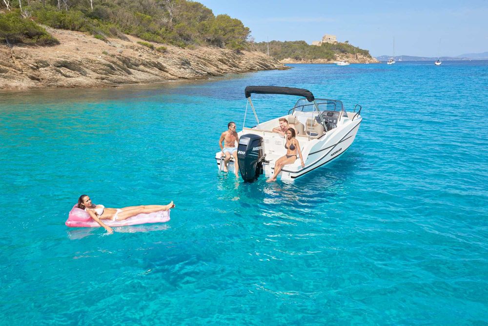 QUICKSILVER ACTIV 675 SUNDECK com MERCURY 150 XL EFI FourStroke