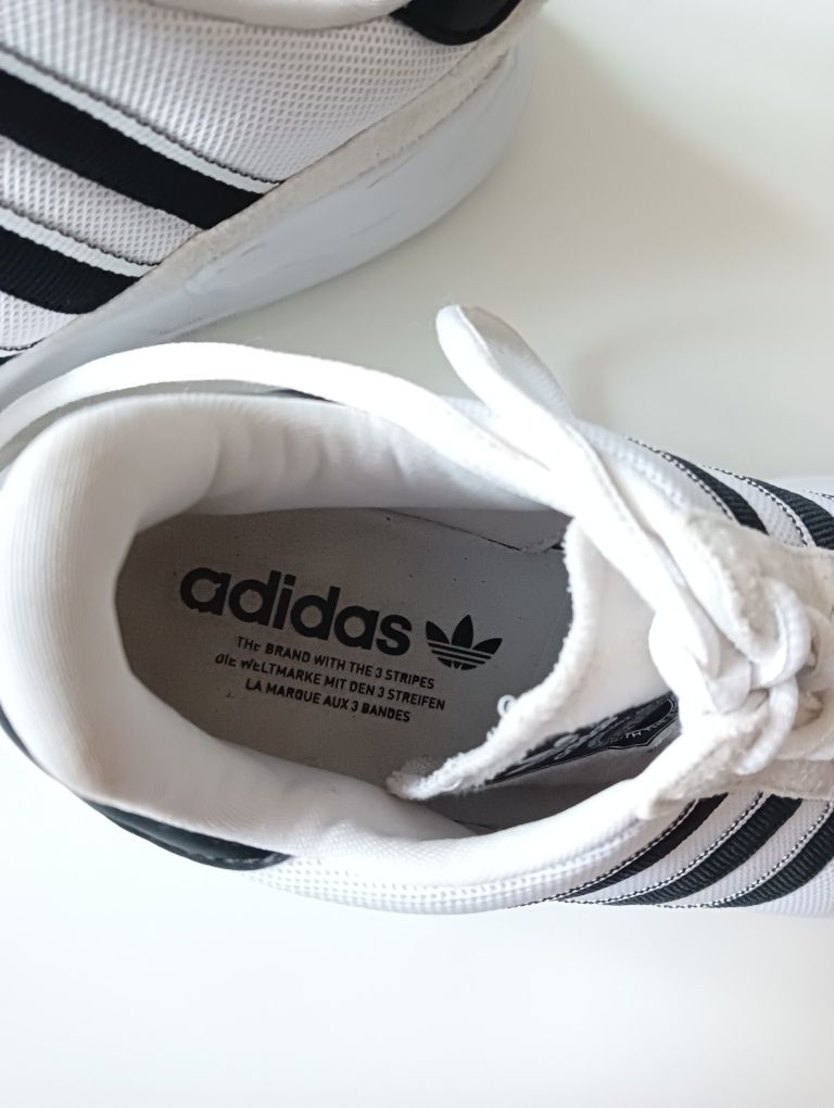 Białe sportowe buty adidas