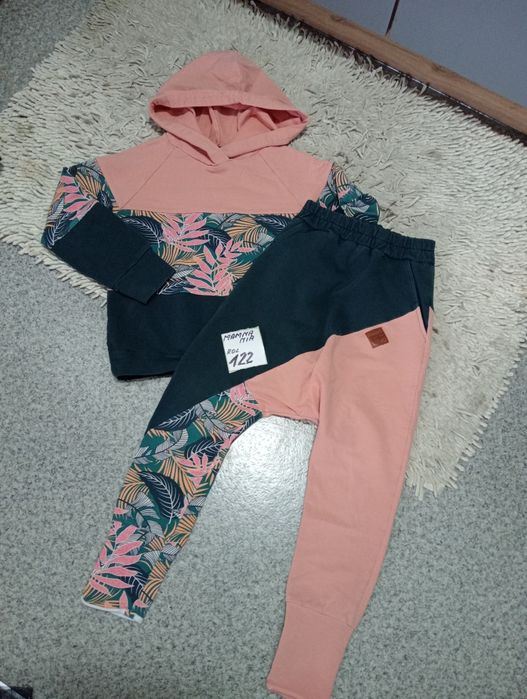 Świetny dres dziewczęcy  roz 122. MAMMAMIA