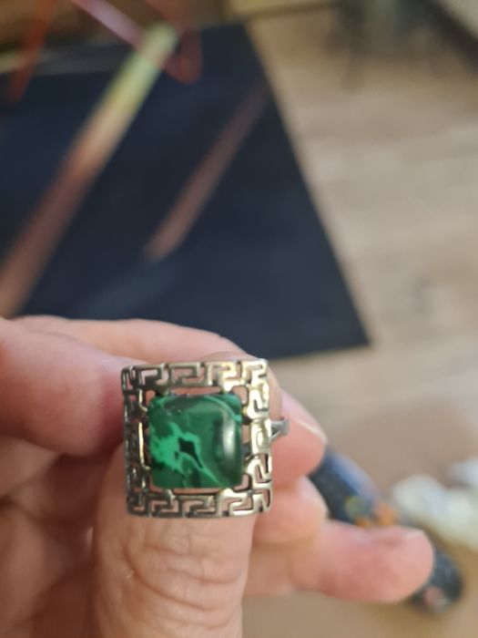 Srebrny pierścionek z  zielonym oczkiem