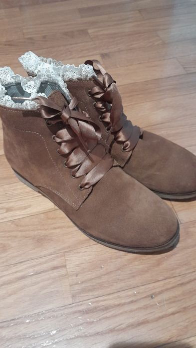 Botins castanhos.