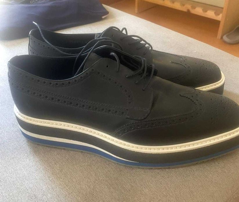 Sapatos Prada derby 2EG015 na cor couro preto