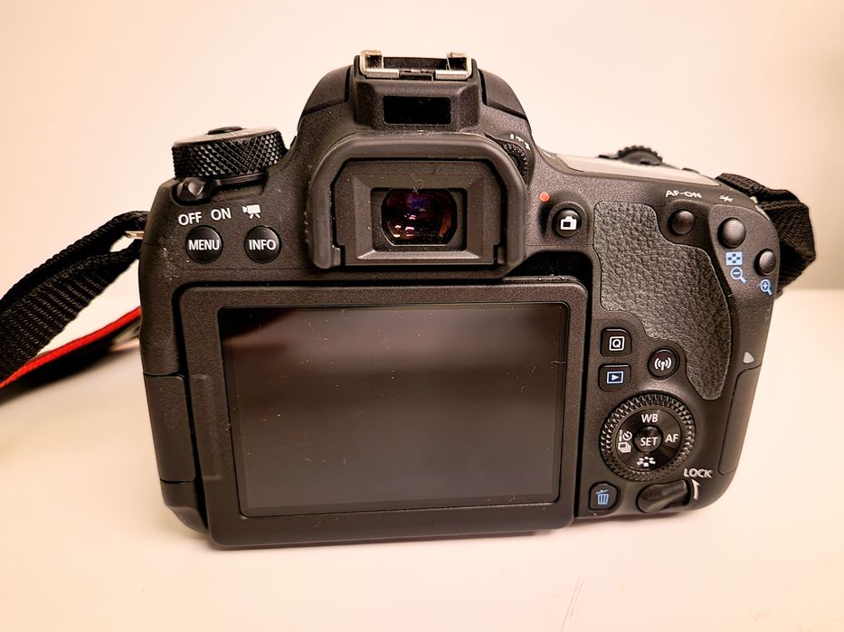 Máq. Fotográfica Canon EOS 77D