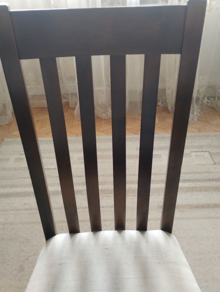 Stół drewniany rozkładany i sześć krzeseł.