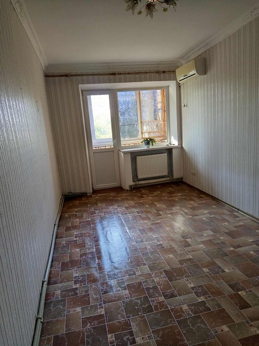 Продається простора 2-кімнатна квартира у цегляному будинку, готова до