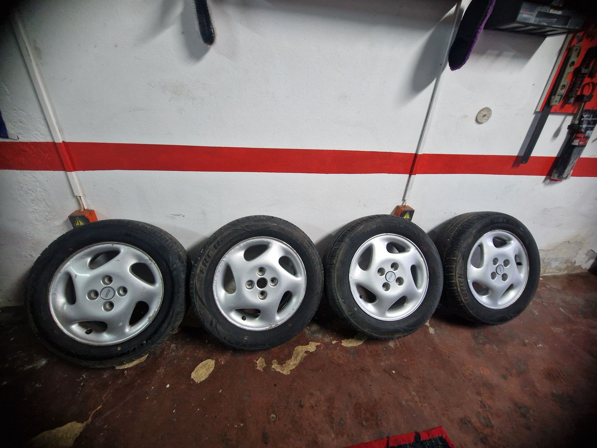 Rodas fiat punto r14 com pneus
