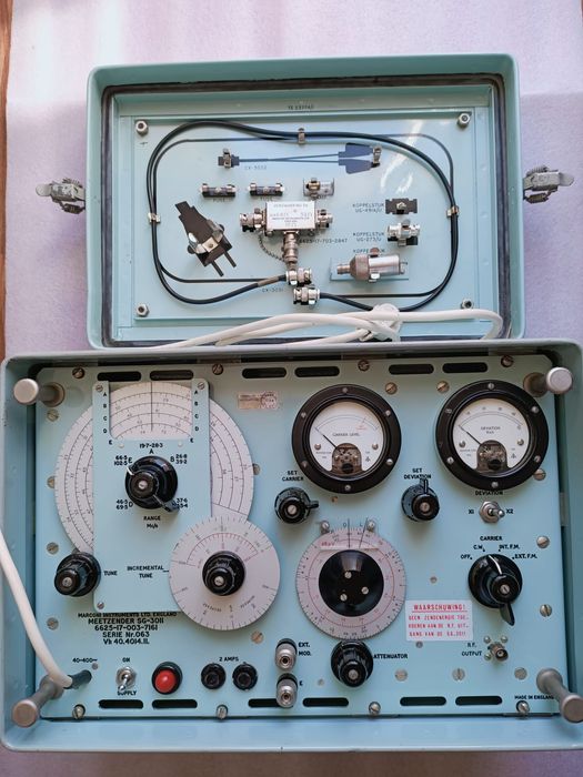 Zabytkowy generator w.cz.  lampowy Marconi SG-3011.