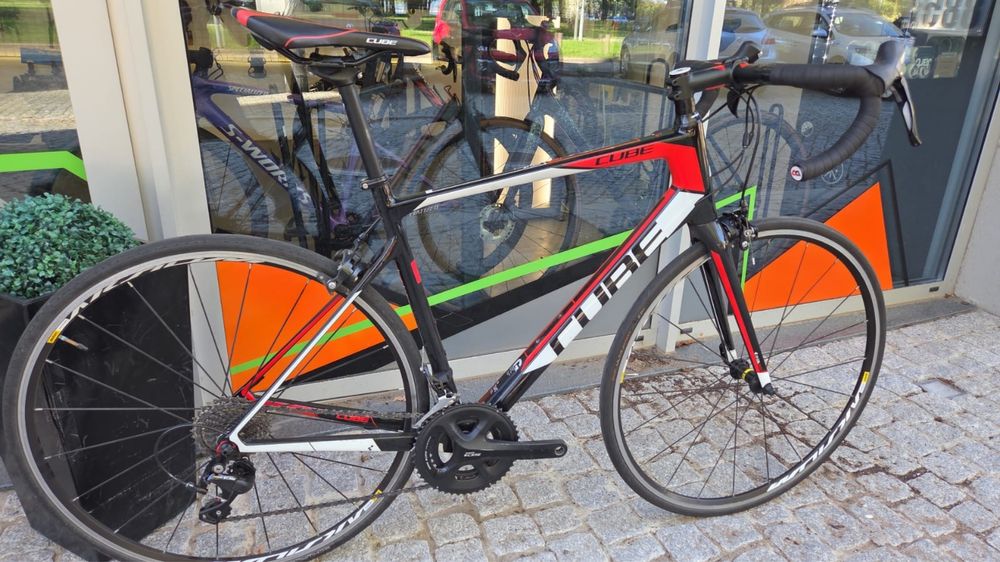 Bicicleta CUBE em carbono como nova