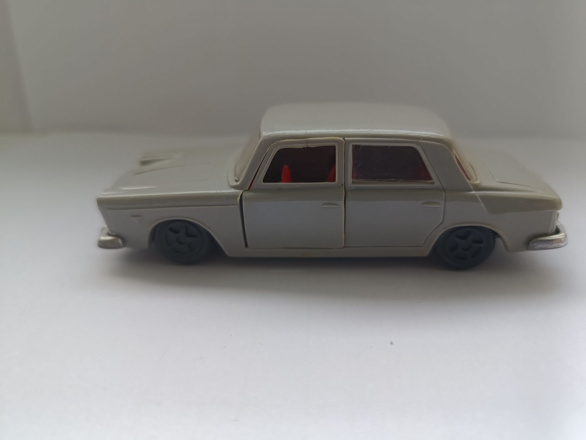 Модель авто Lancia Flavia 1962, масштаб 1:43.