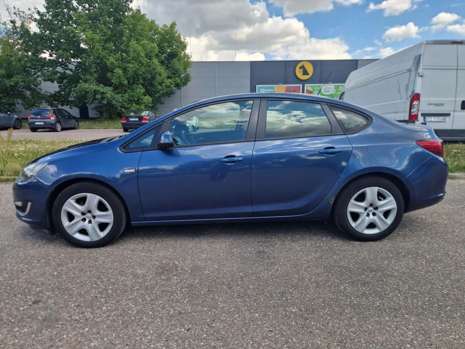Opel Astra Samochód osobowy Opel Astra J IV 1.6 rok 2013