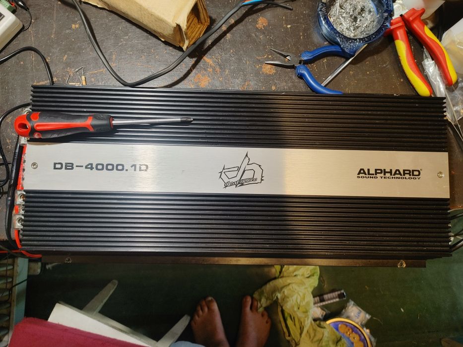 Автомобільний підсилювач усілок