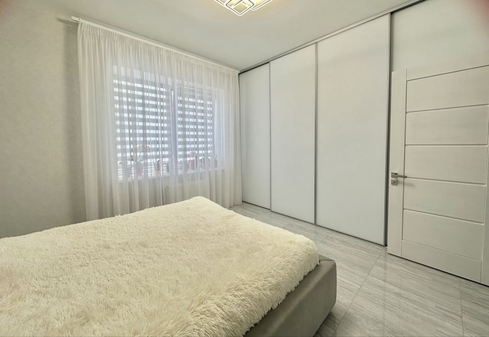 Новий Будинок з сонячними панелями, в кінці Роменскої