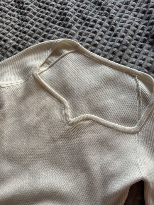 кофтинка в рубчик облягаюча молочна з вирізом в декольте