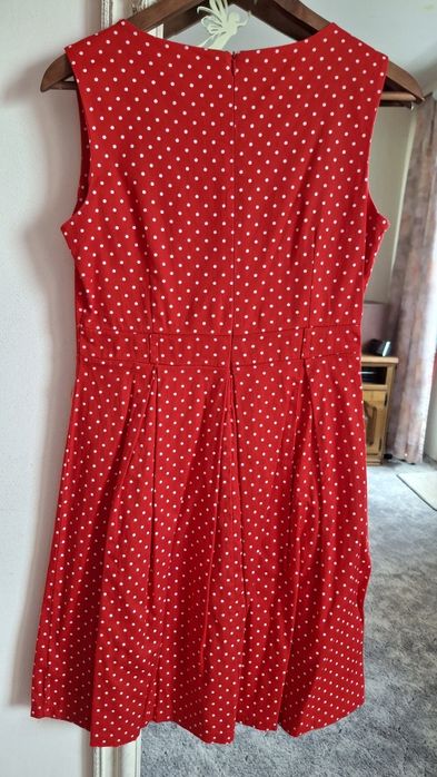 Sukienka czerwona w białe groszki R:36 
Wymiary: