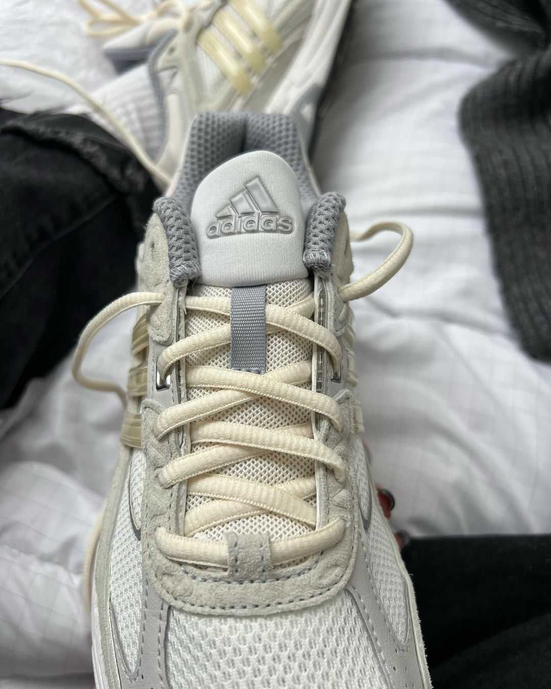 Кроссовки/Кросівки Жіночі Adidas Response Cl Bad Bunny/Останні Розміри