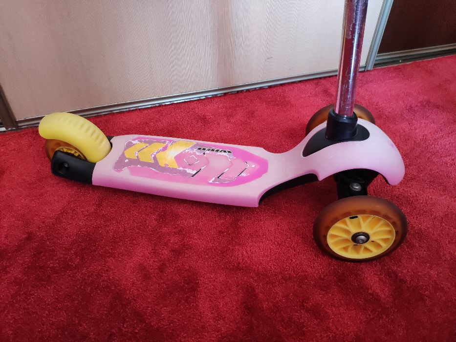Hulajnoga trójkołowa Avigo (Toys R Us) różowa, warto!