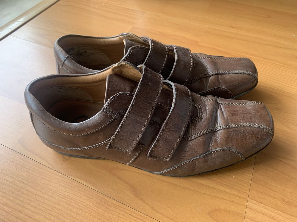 Sapatos em pele castanhos