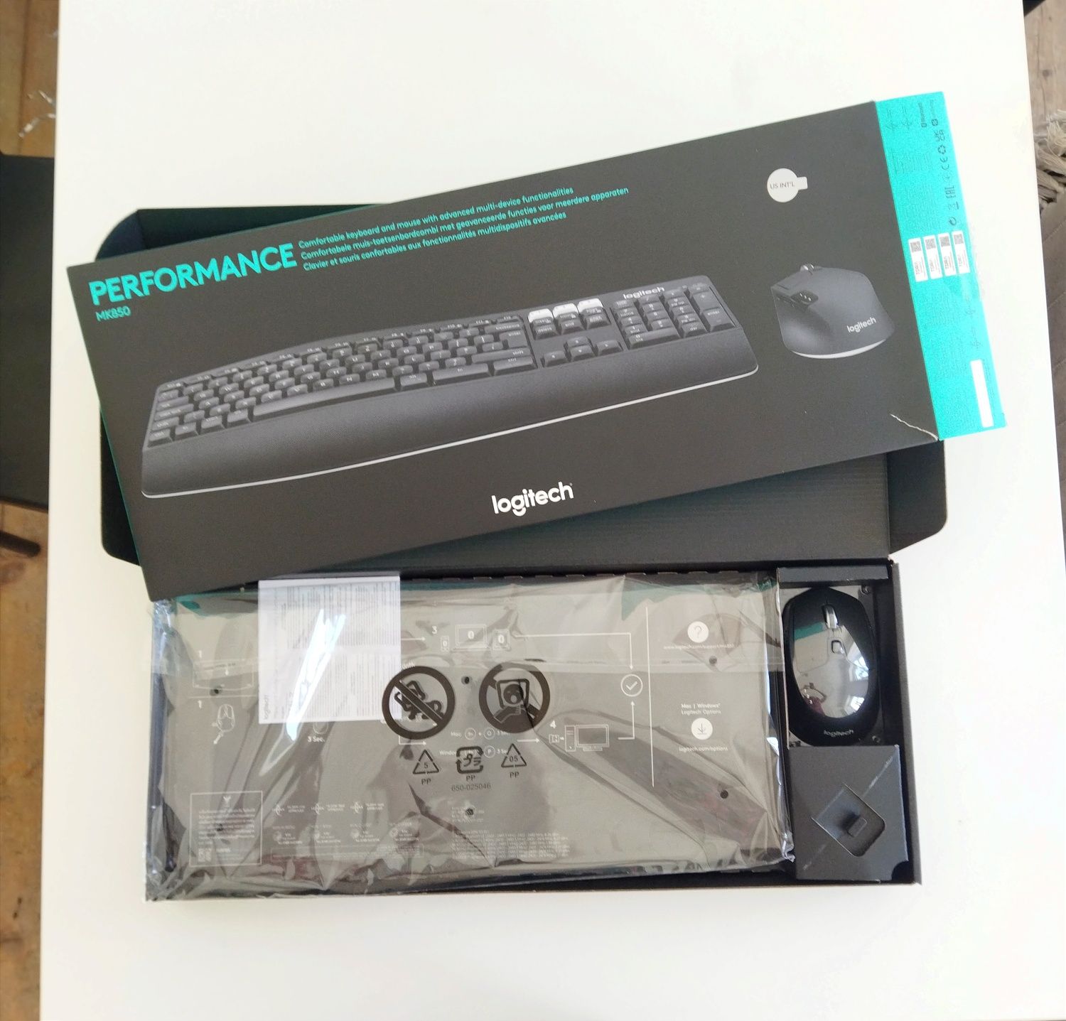 Logitech MK850 keyboard and wireless mouse - NEW with box
