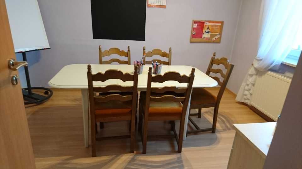 Krzesło jak w sejmie/senacie, drewniane, siedzisko tapicerowane