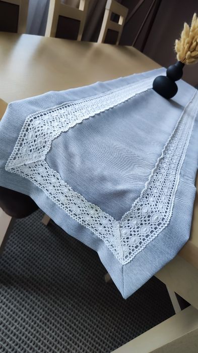 Szary bieżnik Boho z białą koronką wystrój Boho koronka jak nowy bieżn