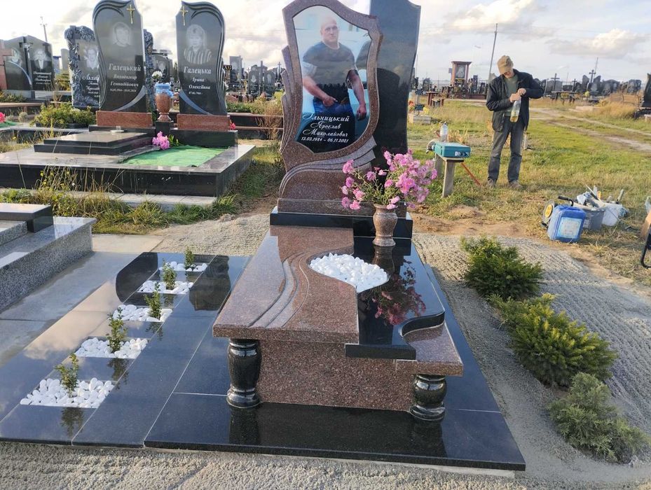 Памятники и другие изделия из гранита