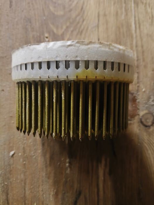 Gwoździe pierścieniowe łączone plastikiem