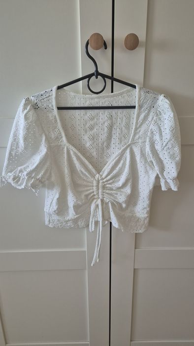 Biała bluzeczka koronkowa dekolt w serce wiązana crop top