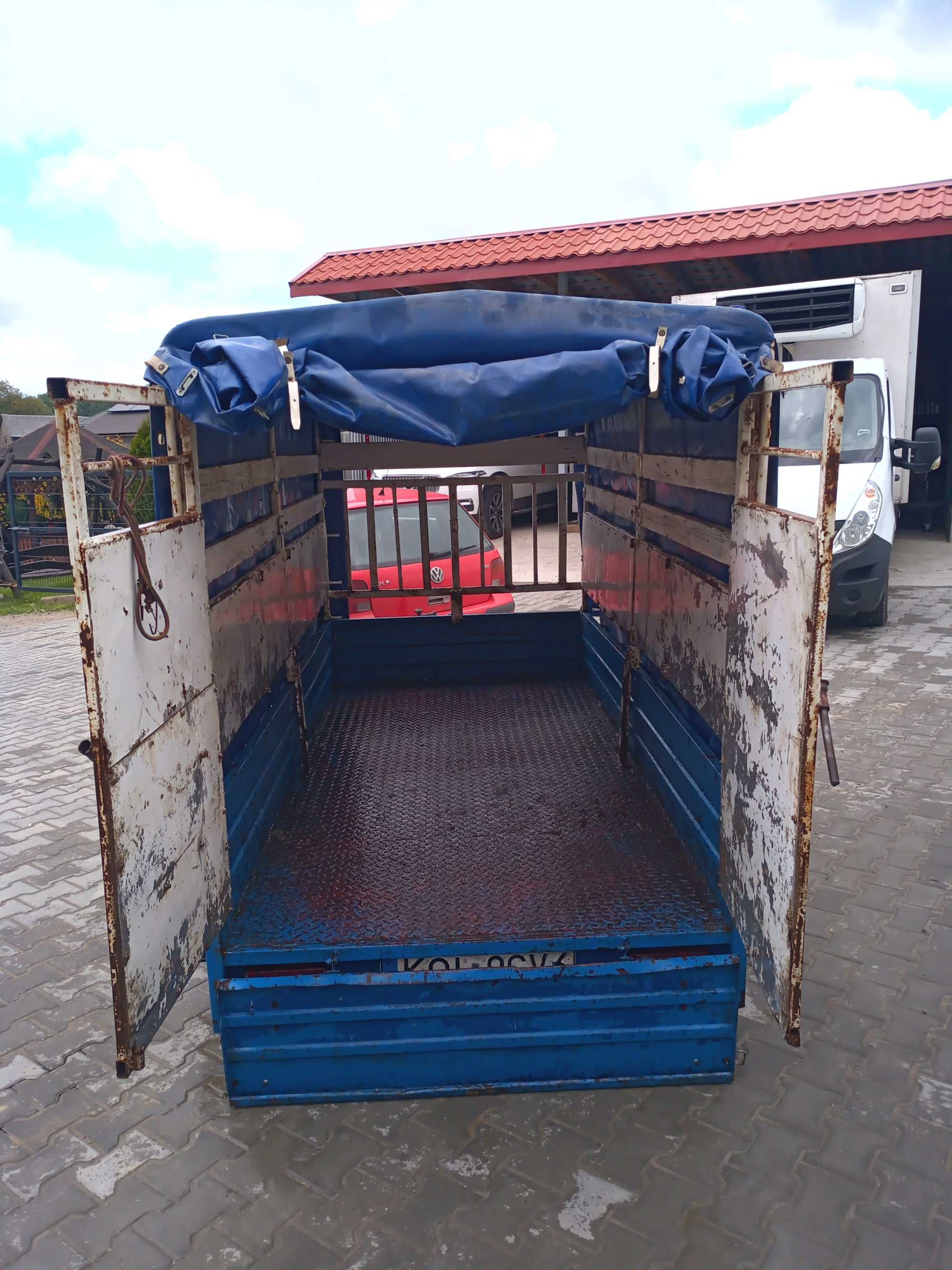 Przyczepka samochodowa do transportu zwierząt.