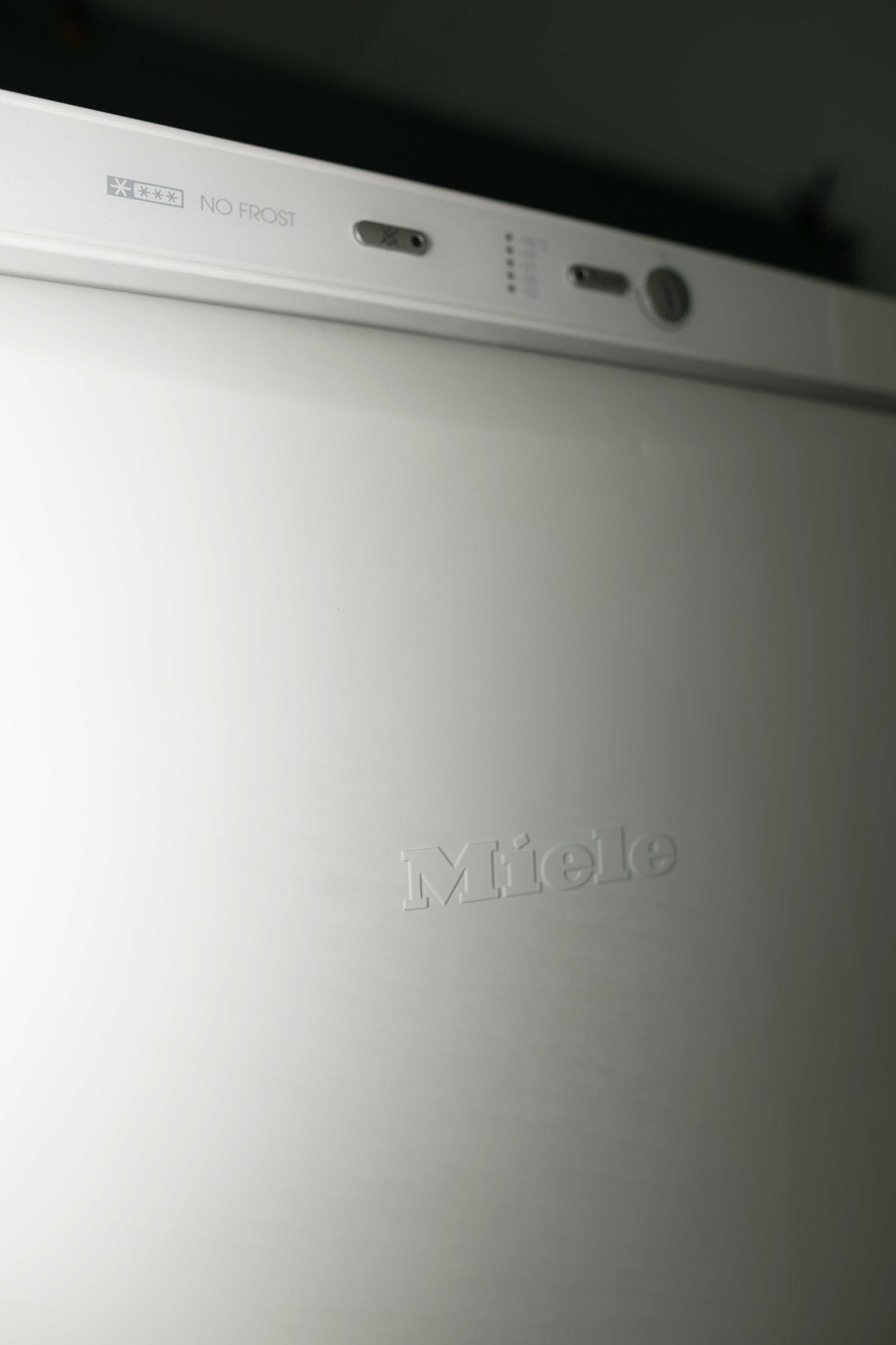 Морозильна камера Miele FN 28062