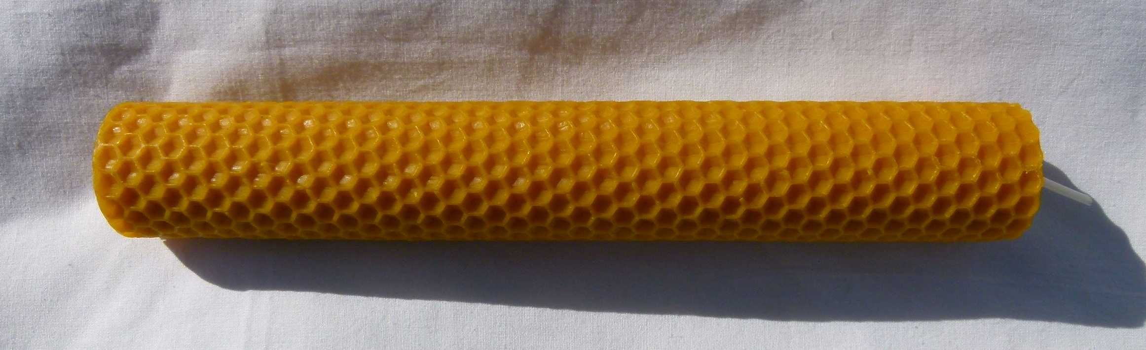 Hand rolled beeswax candles - Velas de cera de abelha enrolada à mão