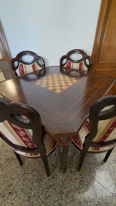 Mesa com varios jogos e cadeiras