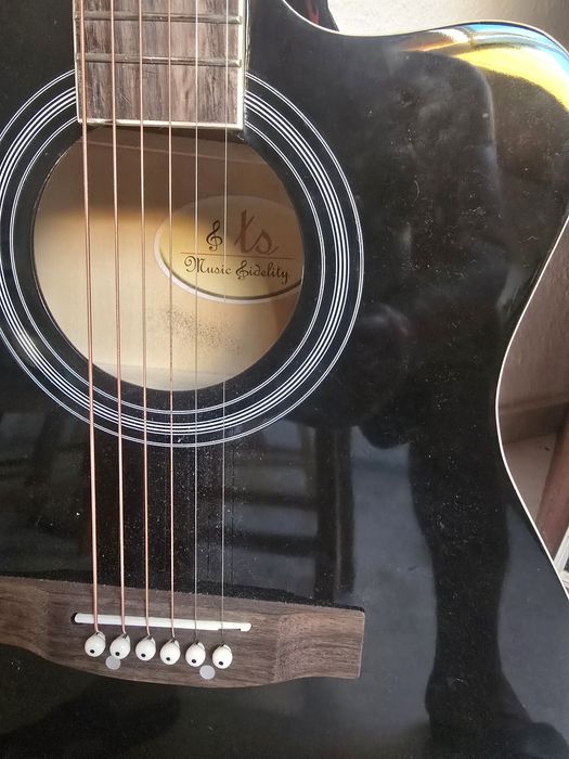 Gitara elektro akustyczna.