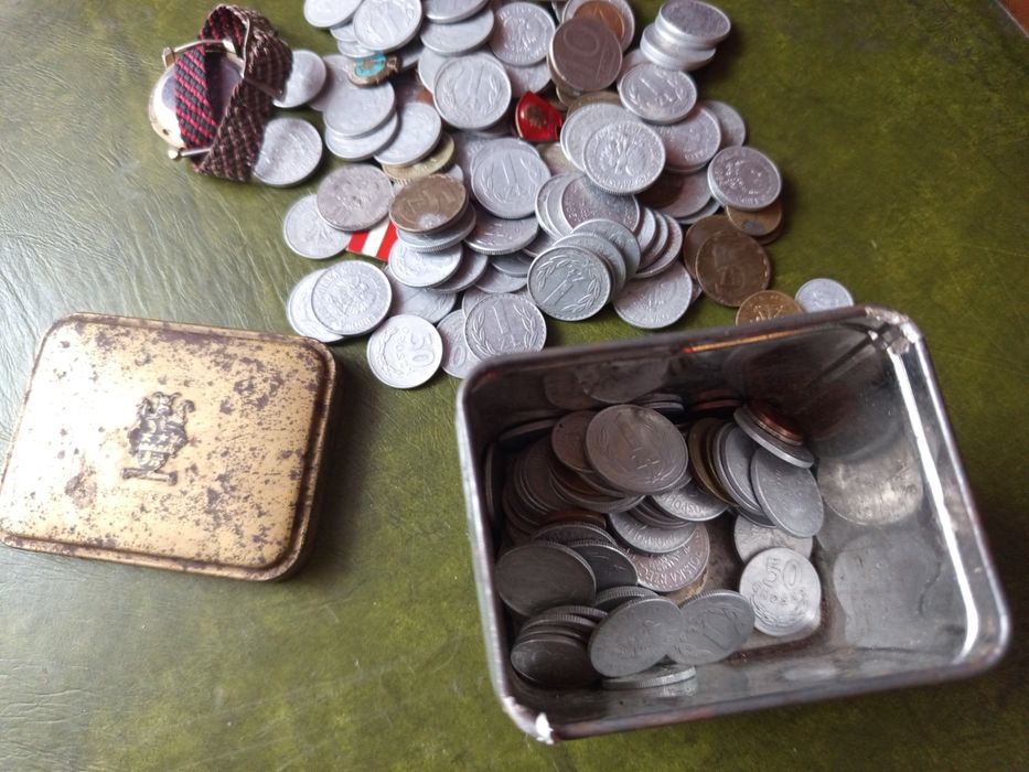 Stara puszka PRL z zawartością wyszperana w piwnicy