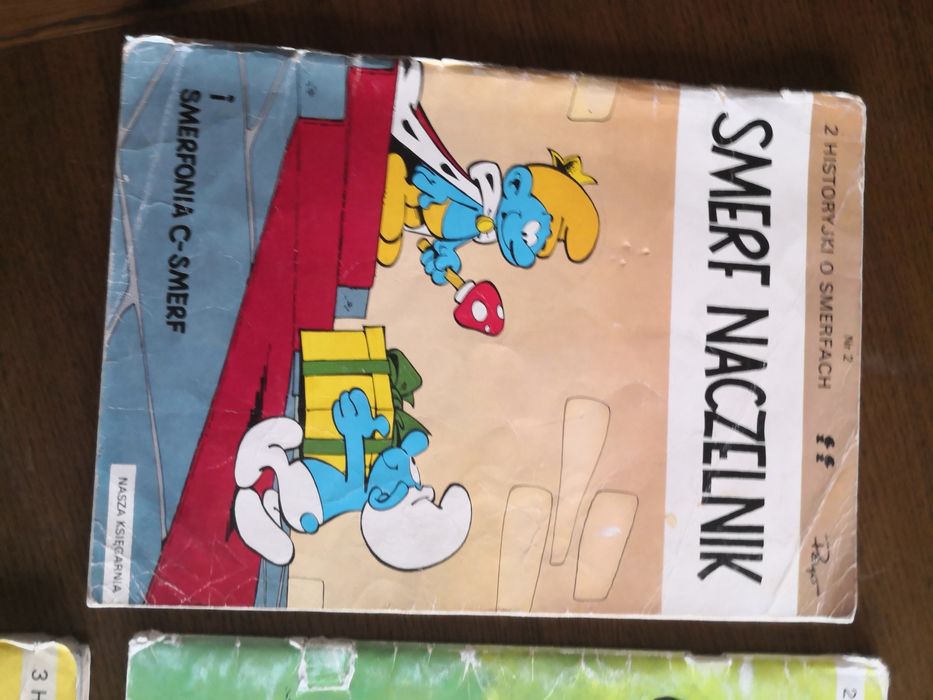 Trzy zeszyty z przygodami Smerfów