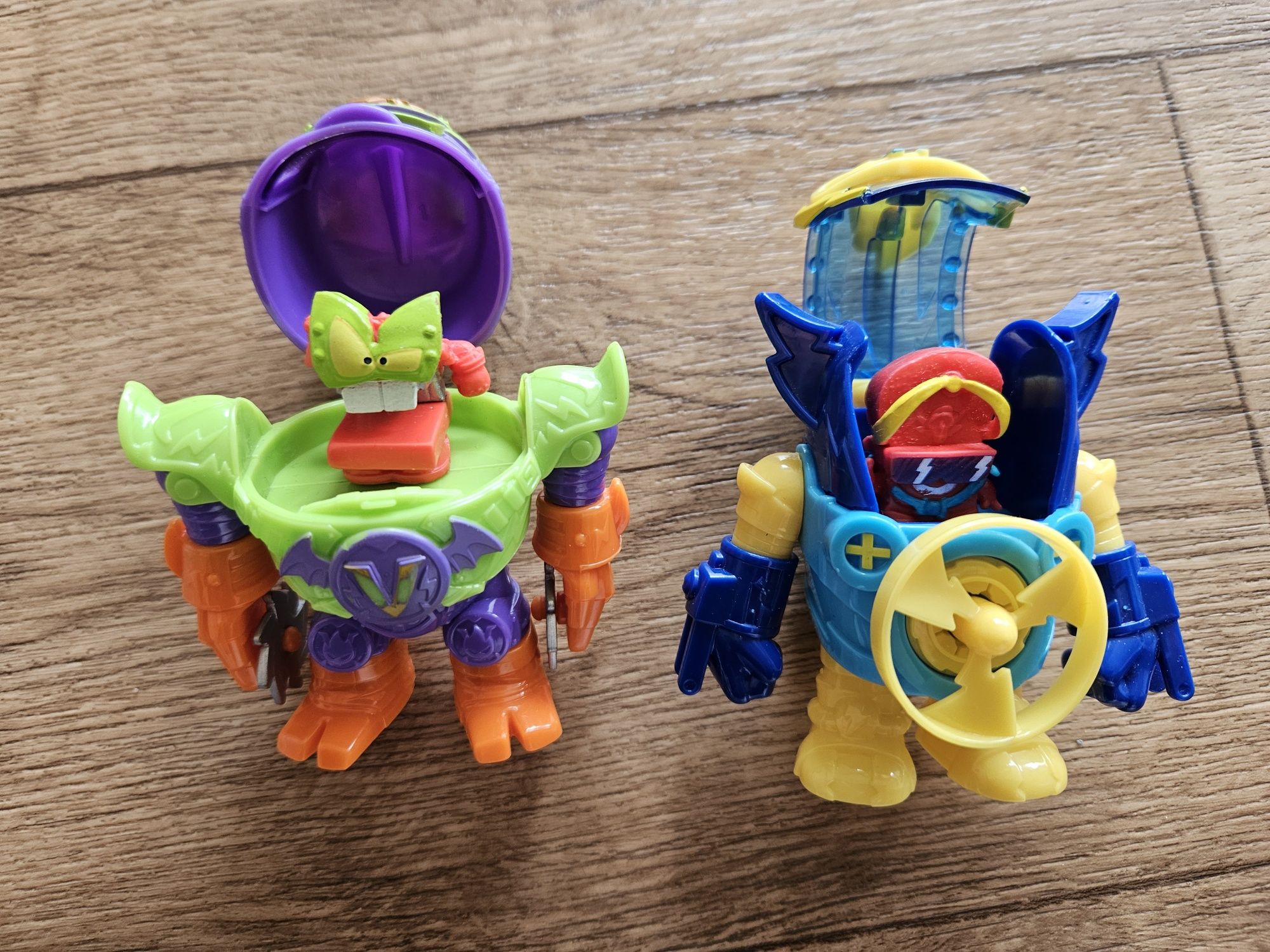 Dwa super roboty SuperZings z figurkami
