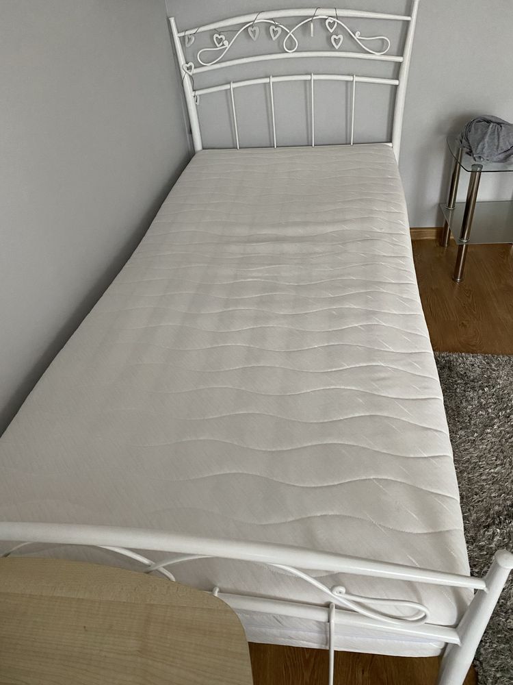 Łóżko biale metalowe