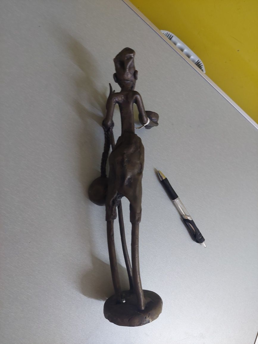 Figura escultura antiga em metal