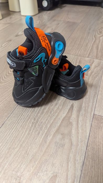 Нові легенькі кросівки