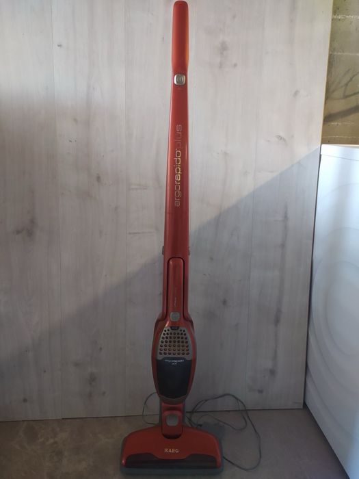 Аккумуляторный  пылесос AEG модель AG904X в отличном состоянии