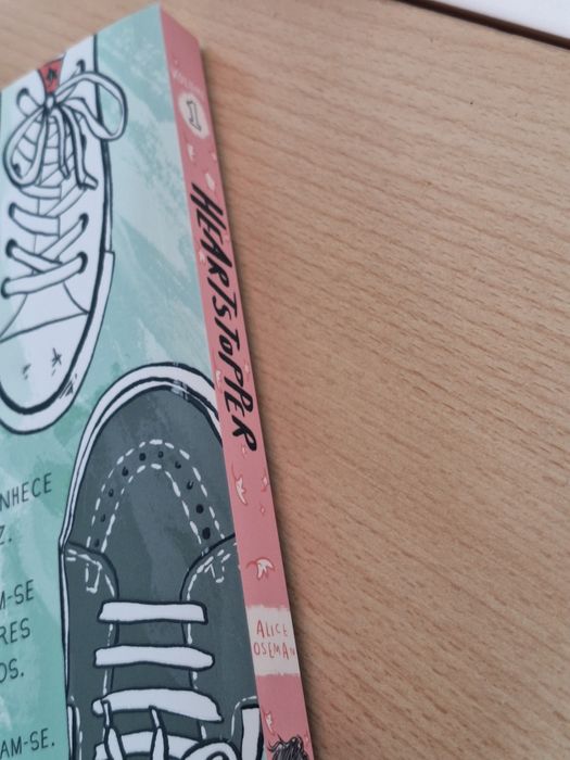 Livro "Heartstopper"