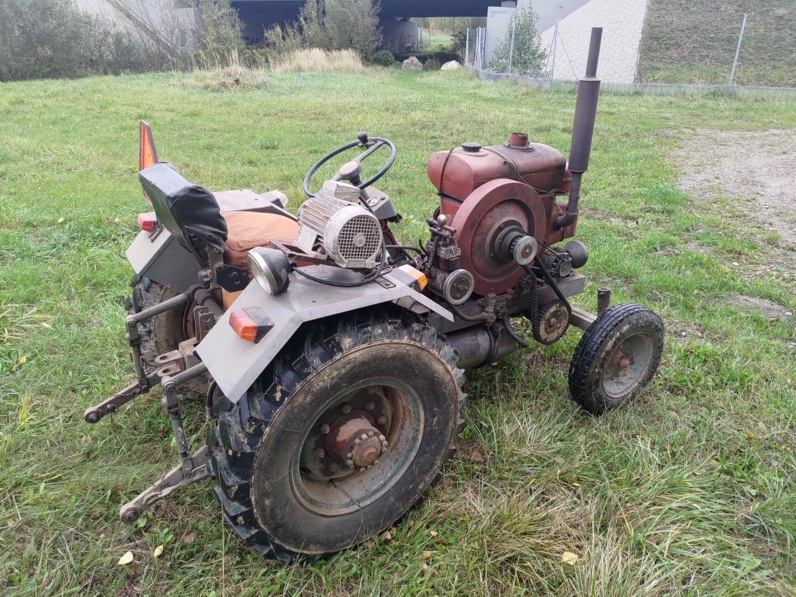 Ciągnik S320 S18 SAM z podnośnikiem i sprężarką