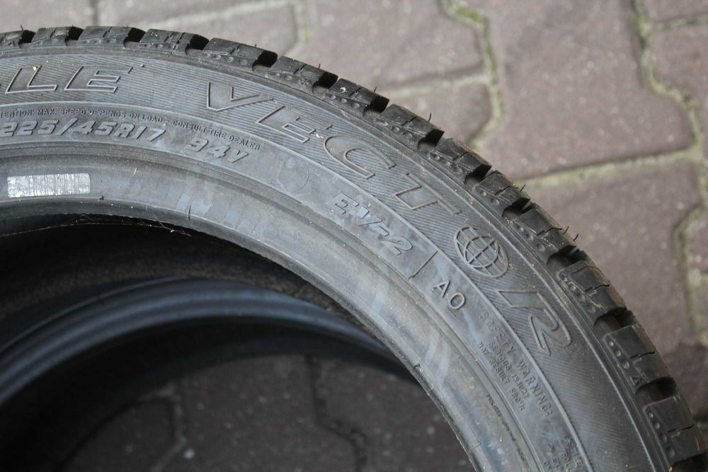 225 45 R17 Goodyear EAGLE VECTOR EV-2