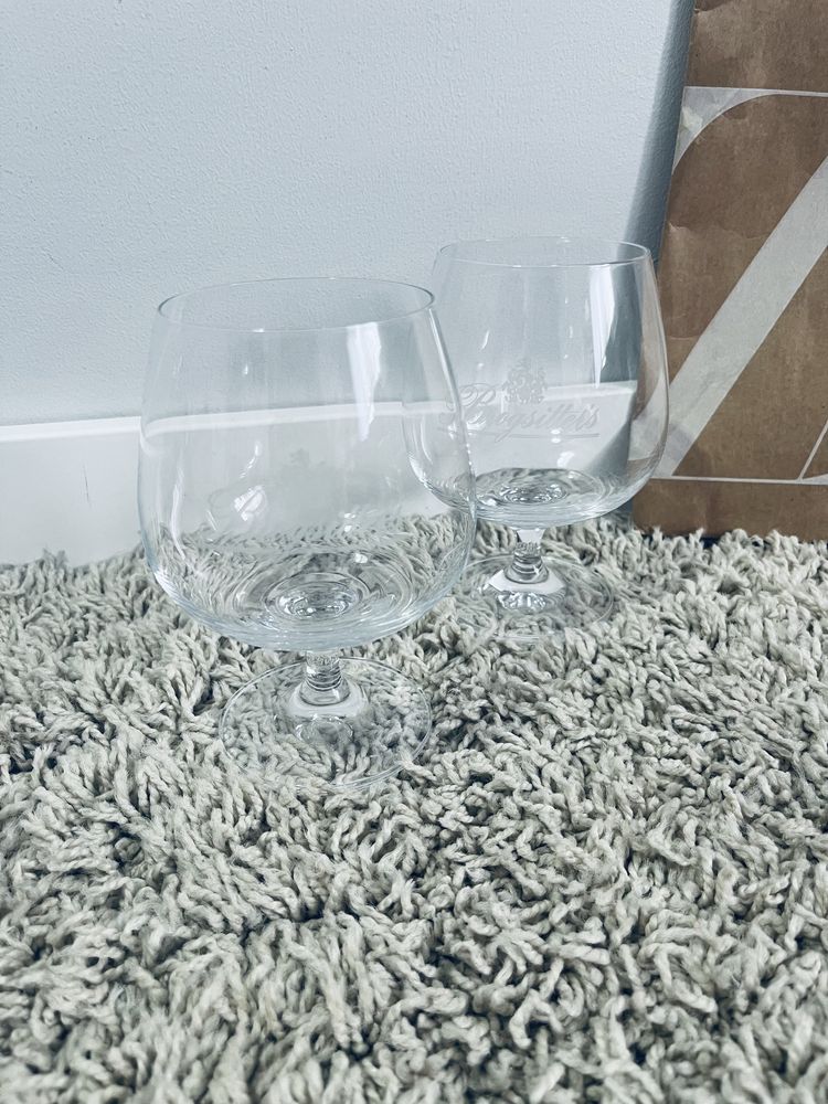 Zestaw dwoch pucharkow kieliszki szklane na nozce na wino